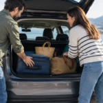 Préparer les bagages dans le coffre avant un départ en week-end