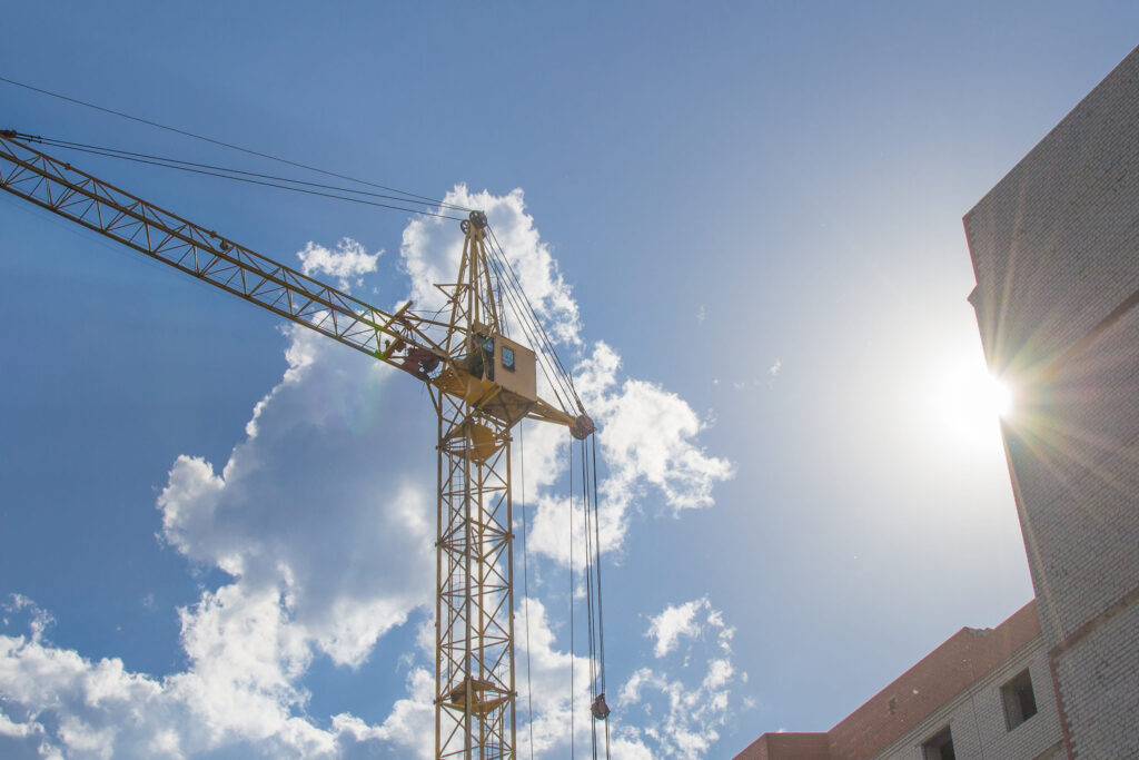 Grue de chantier utilisée pour des opérations de levage