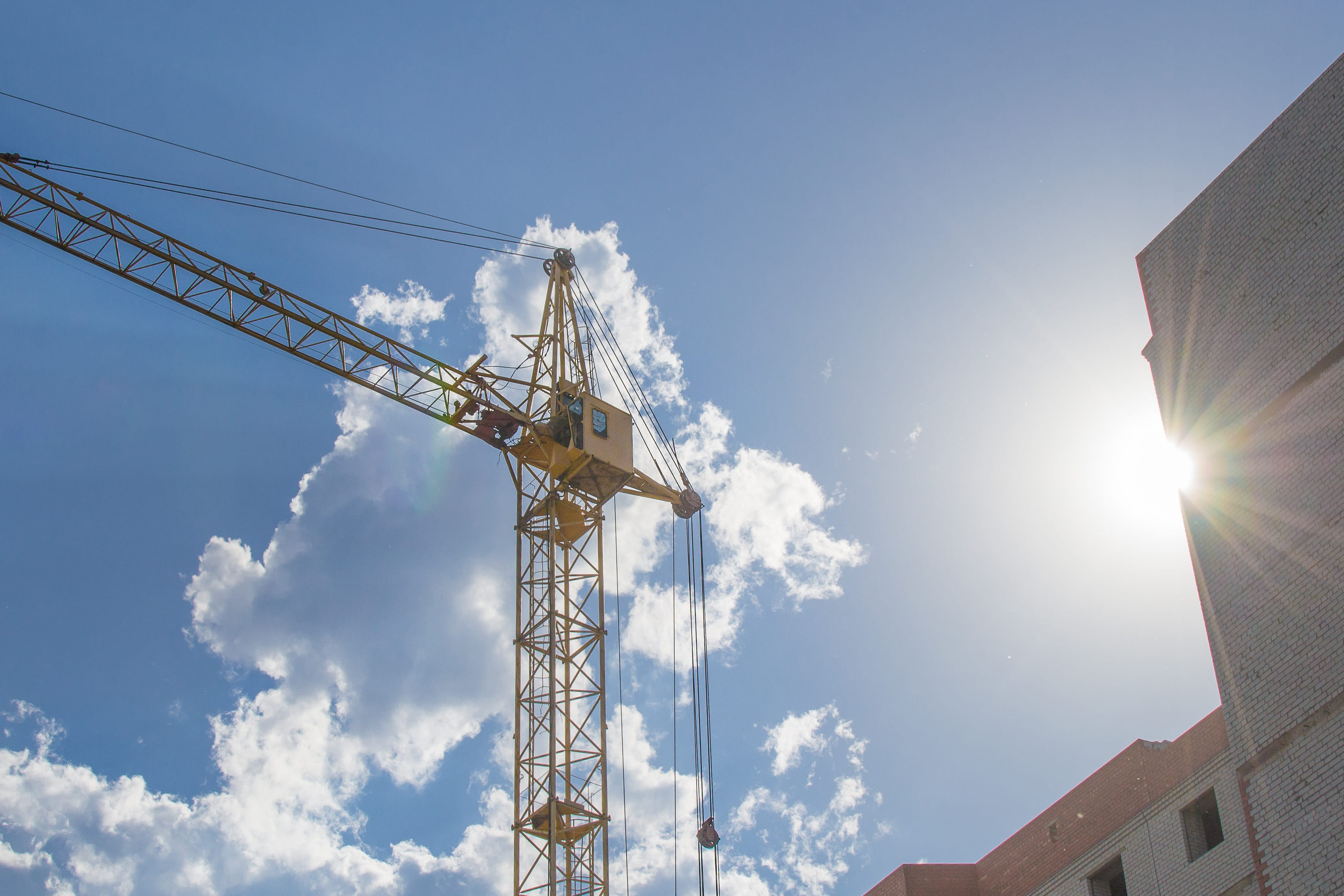 Grue de chantier utilisée pour des opérations de levage